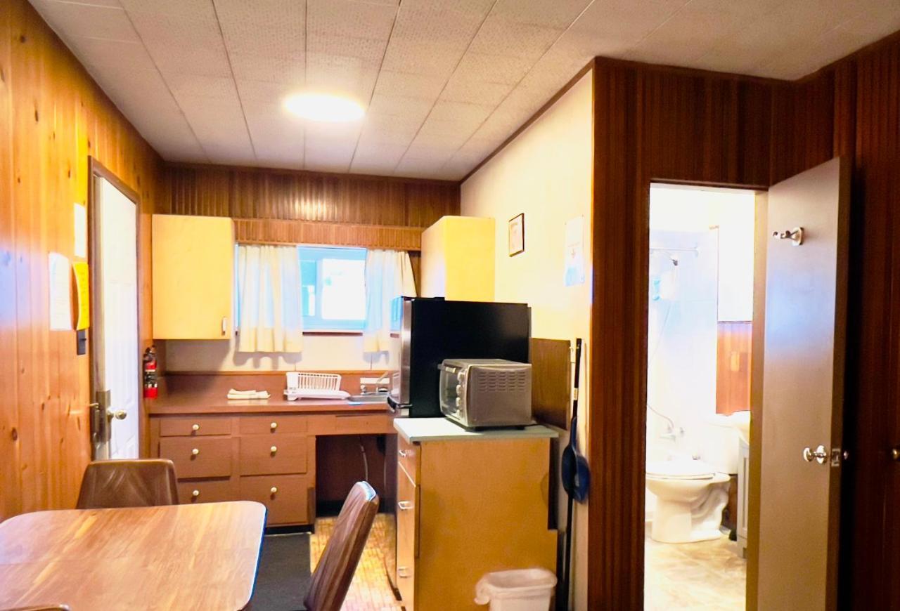 Airport Inn Quesnel Extérieur photo