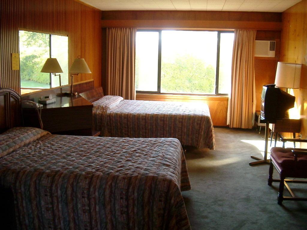Airport Inn Quesnel Extérieur photo