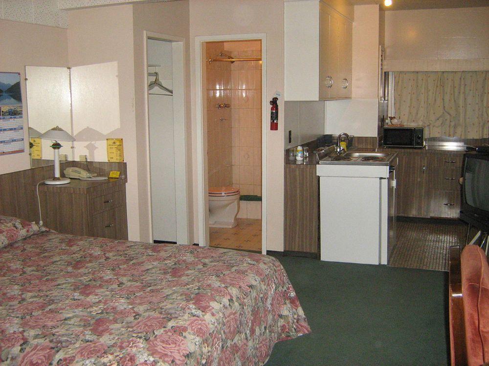 Airport Inn Quesnel Extérieur photo