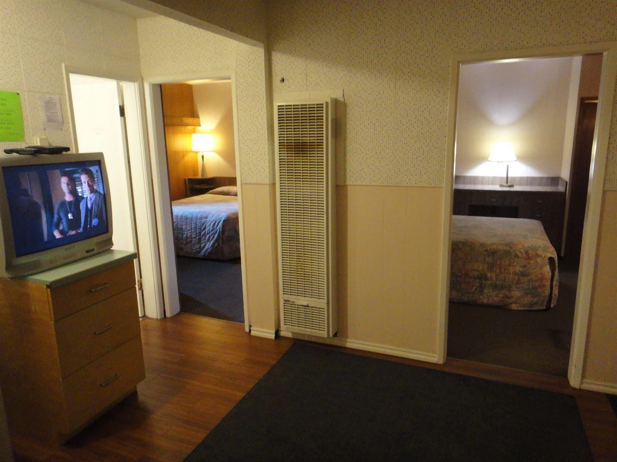 Airport Inn Quesnel Extérieur photo