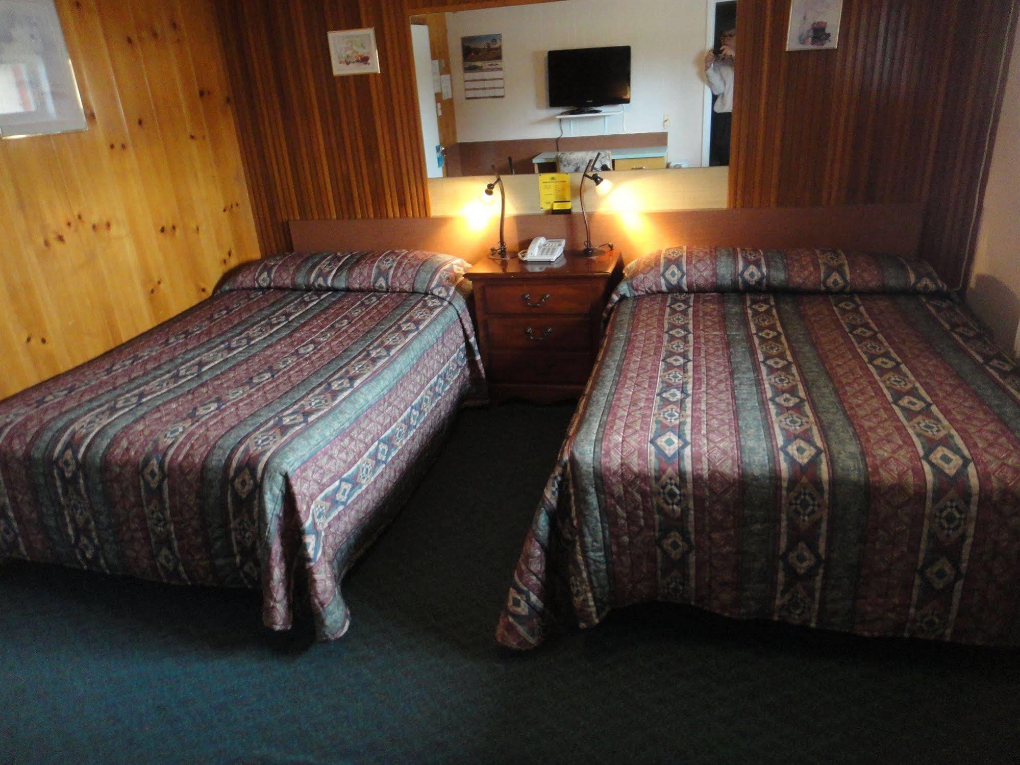 Airport Inn Quesnel Extérieur photo