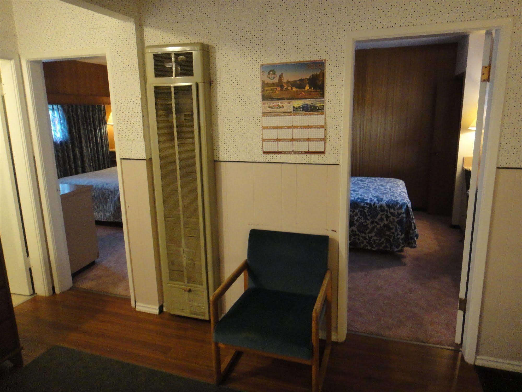 Airport Inn Quesnel Extérieur photo