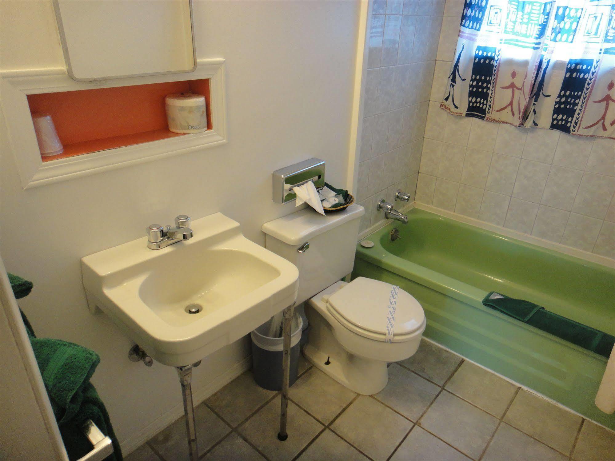 Airport Inn Quesnel Extérieur photo