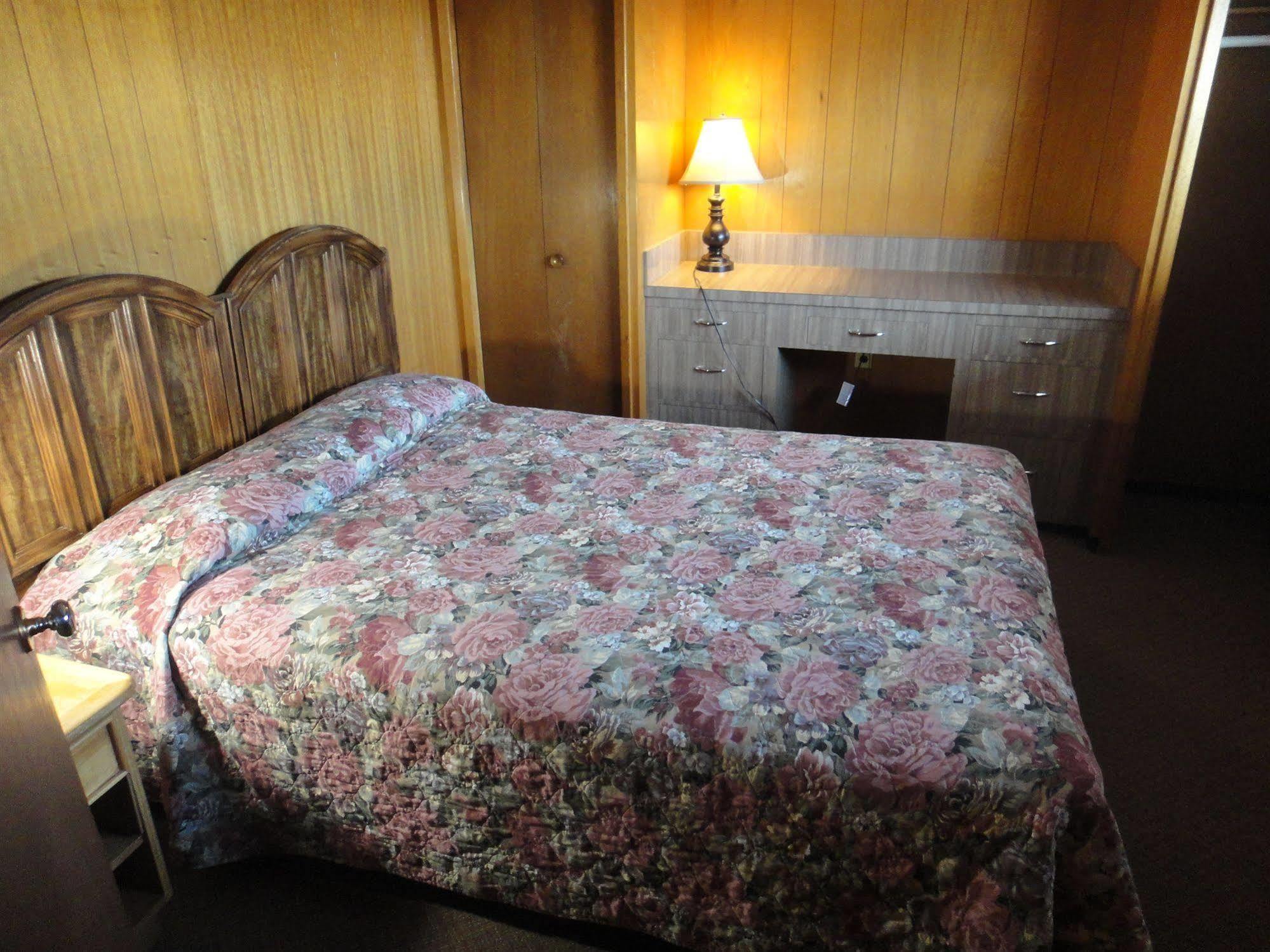 Airport Inn Quesnel Extérieur photo