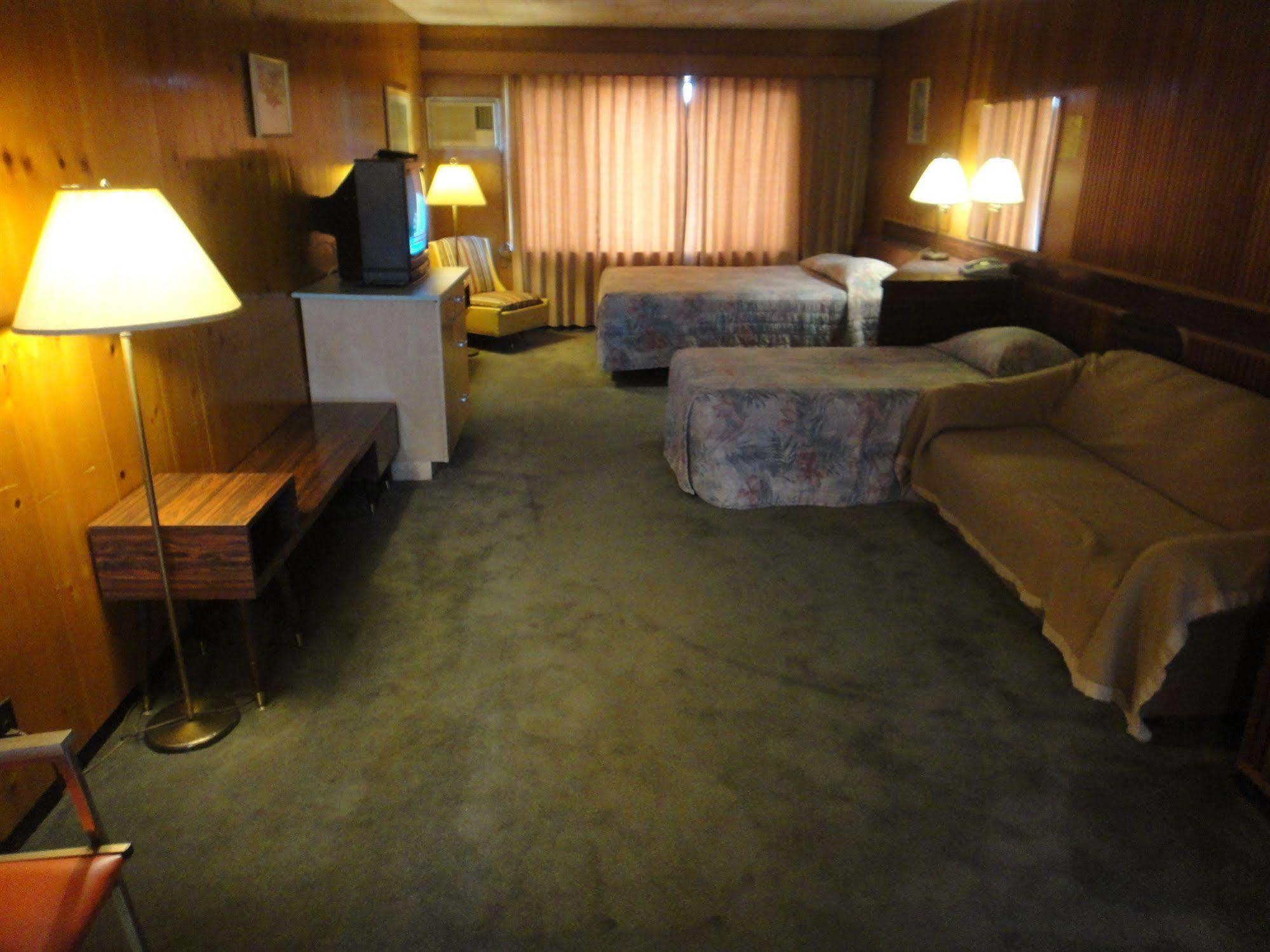Airport Inn Quesnel Extérieur photo
