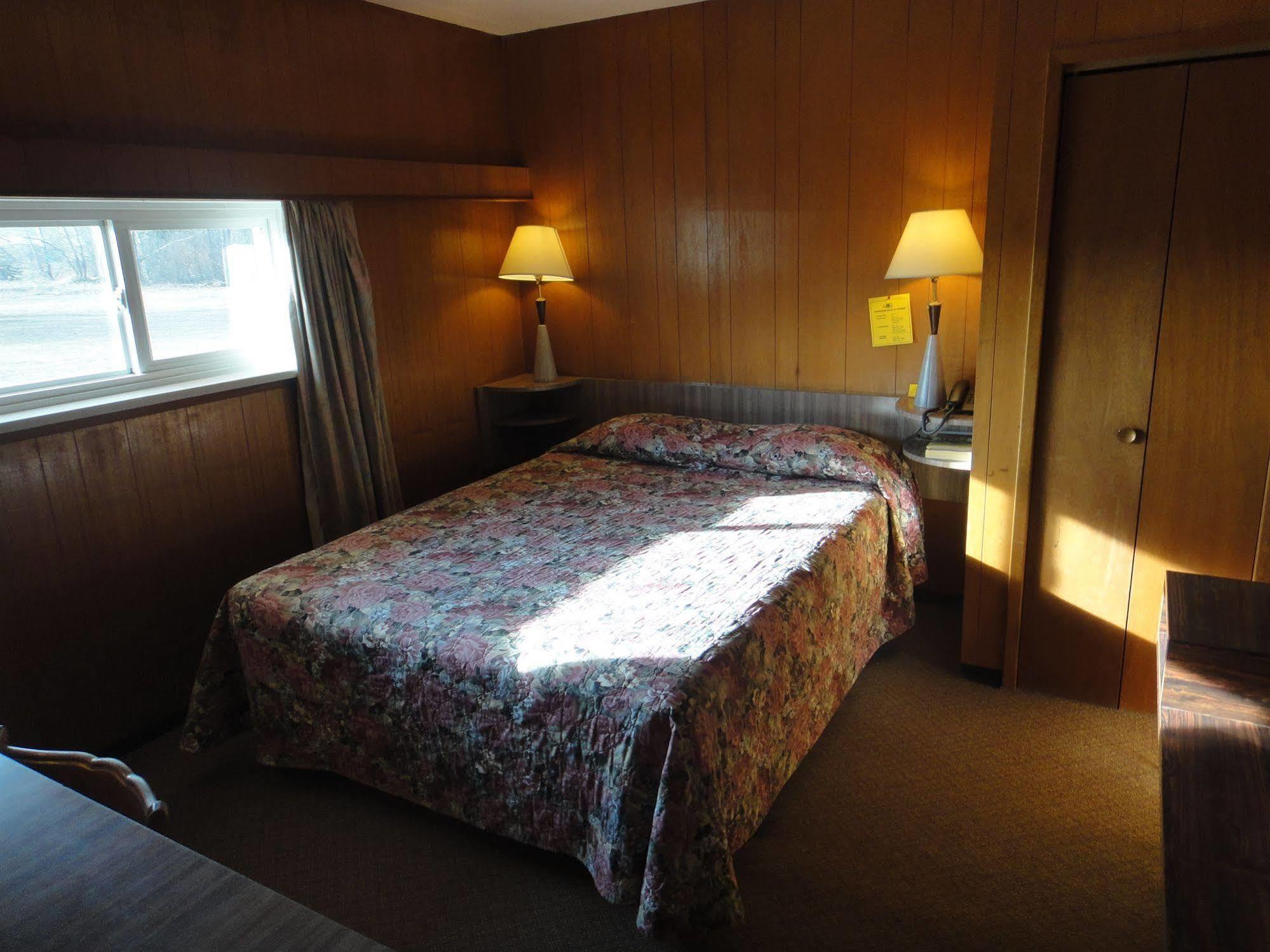 Airport Inn Quesnel Extérieur photo