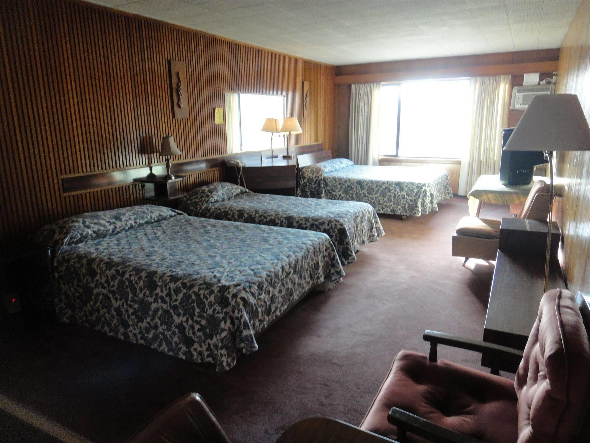 Airport Inn Quesnel Extérieur photo