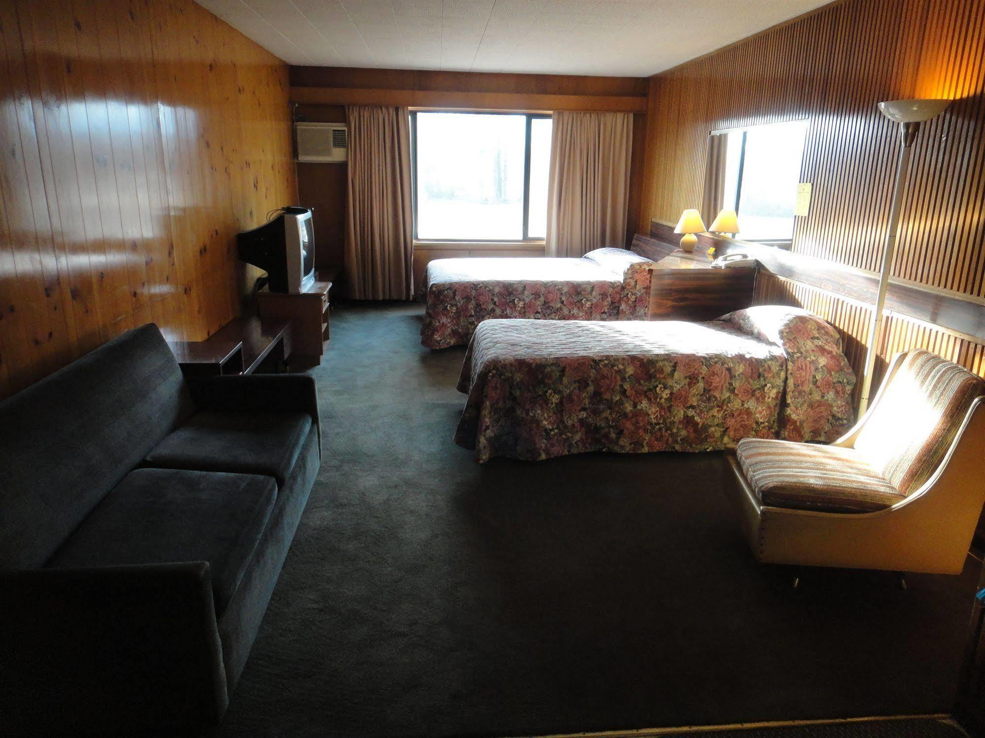 Airport Inn Quesnel Extérieur photo