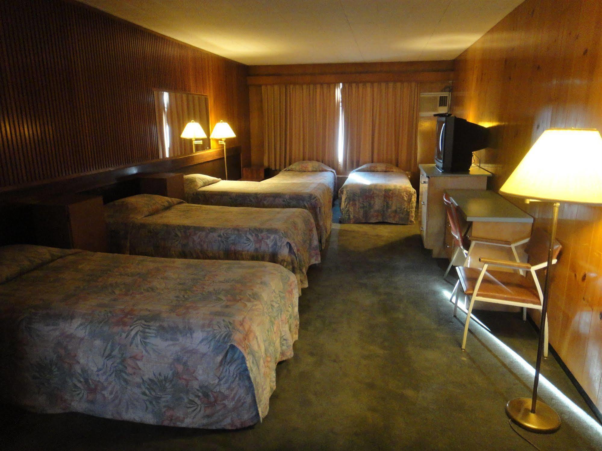 Airport Inn Quesnel Extérieur photo