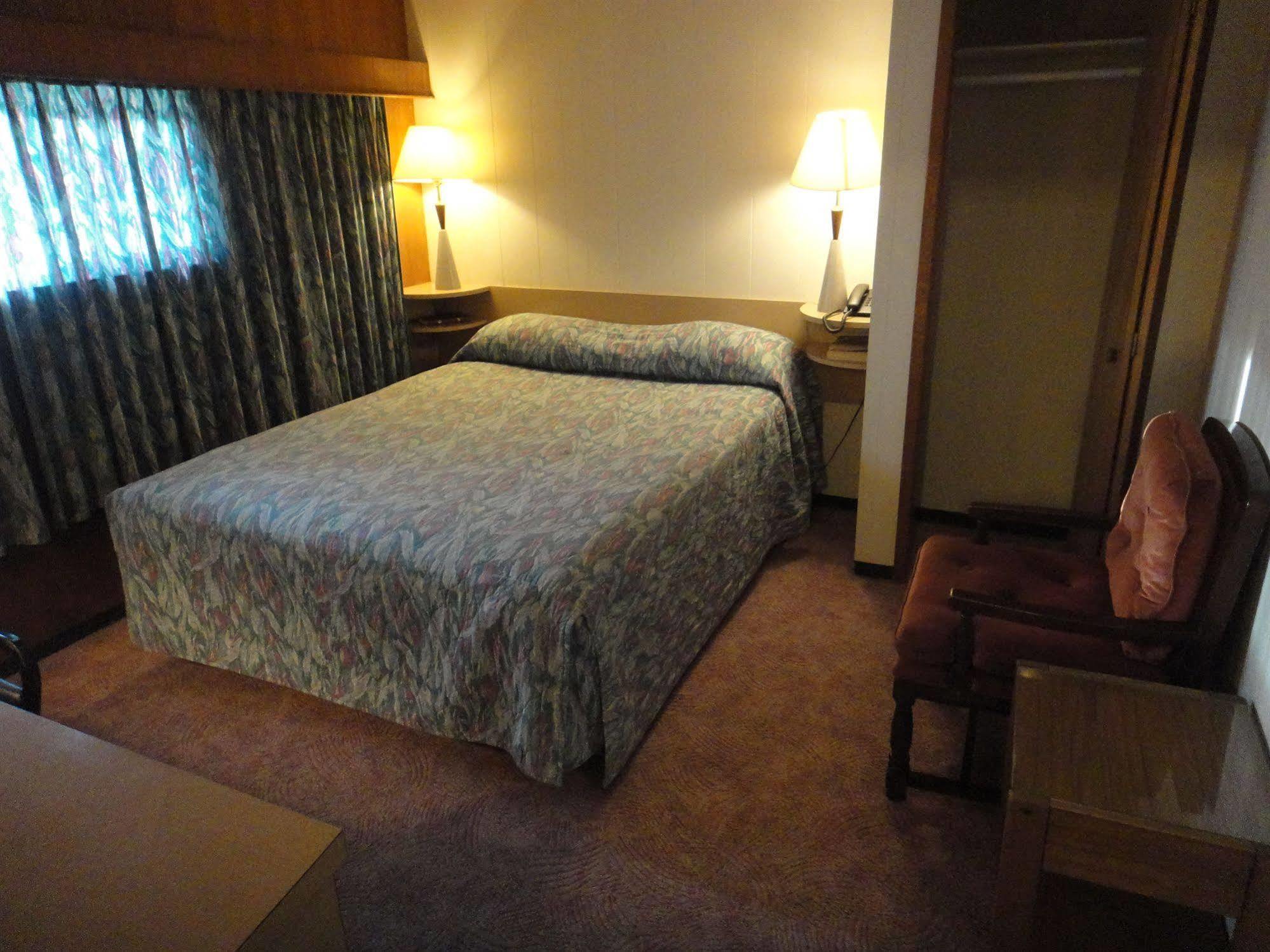 Airport Inn Quesnel Extérieur photo