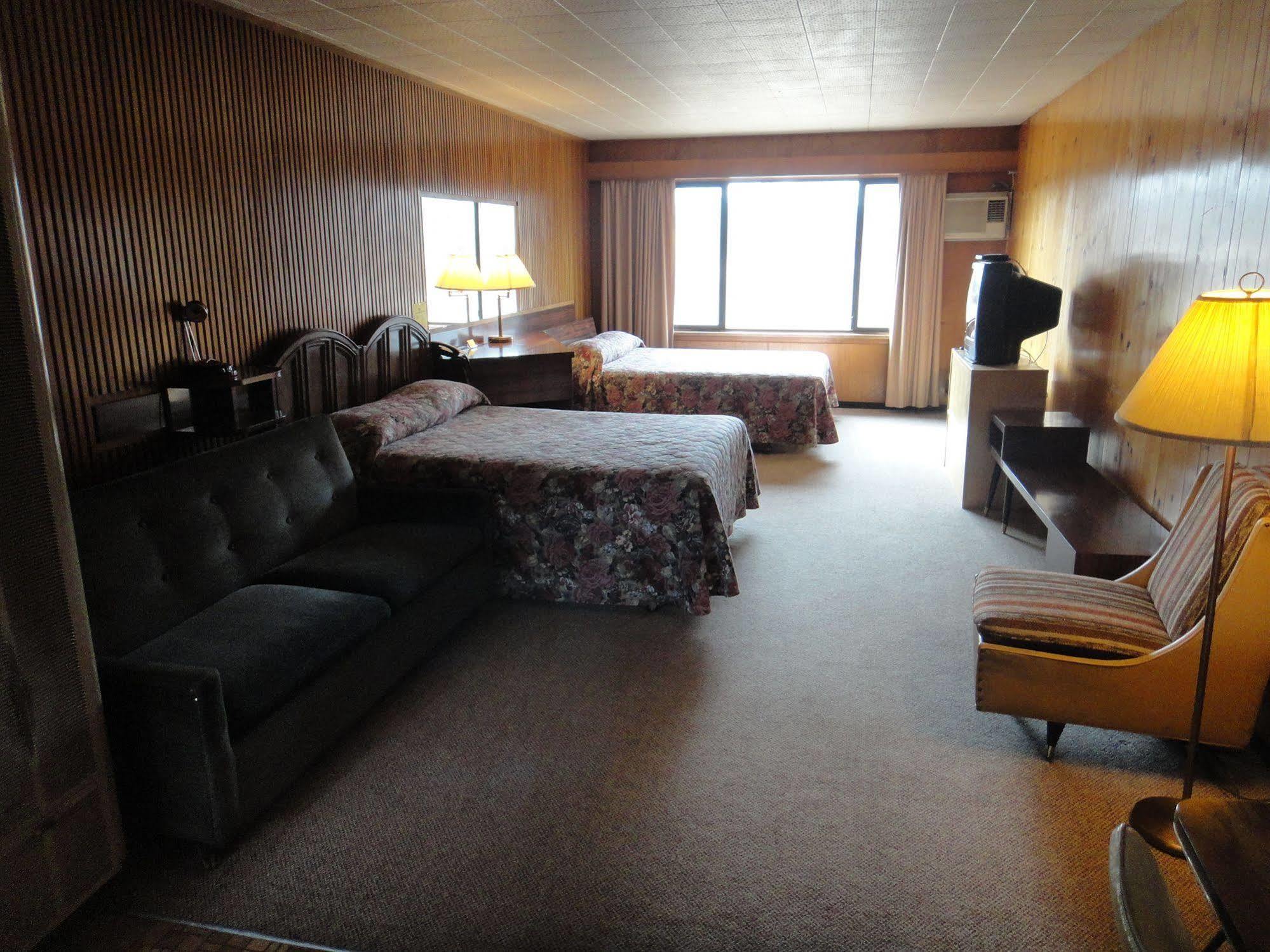 Airport Inn Quesnel Extérieur photo