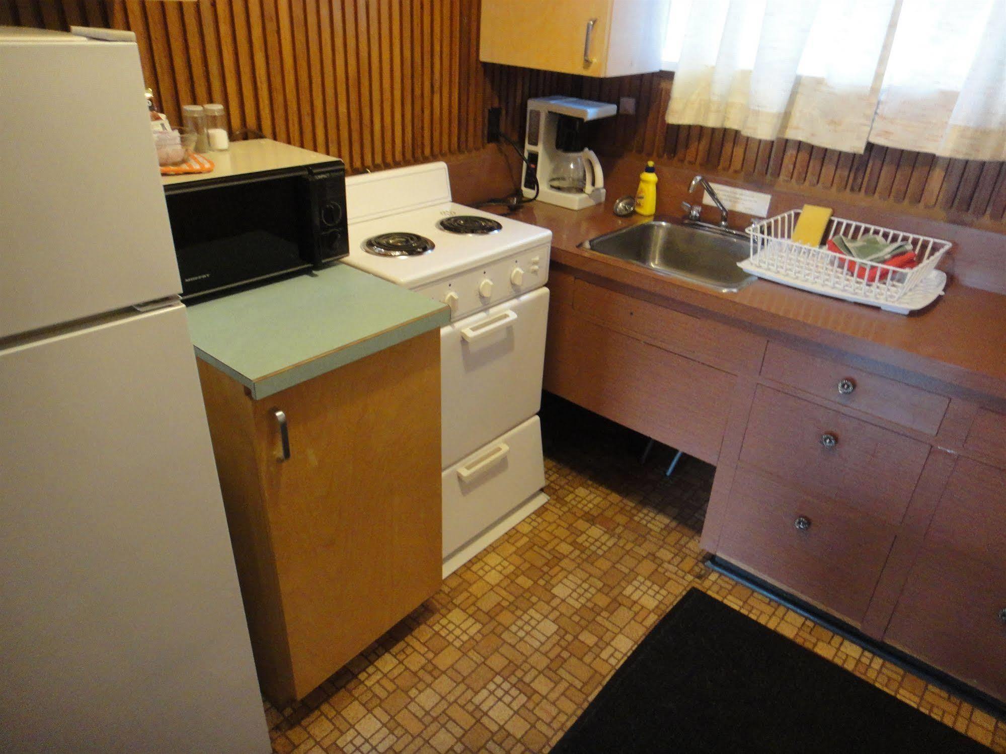 Airport Inn Quesnel Extérieur photo
