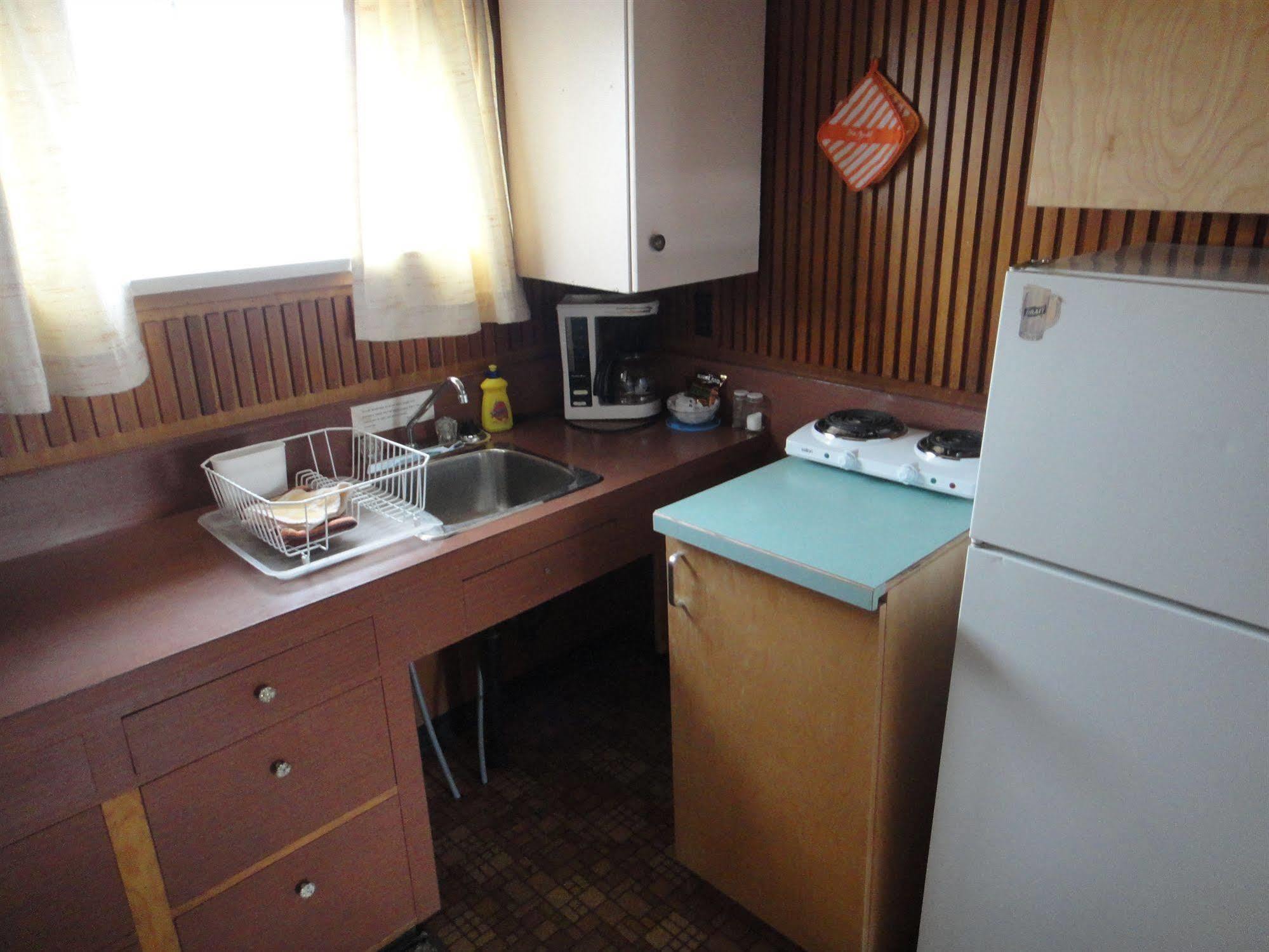 Airport Inn Quesnel Extérieur photo