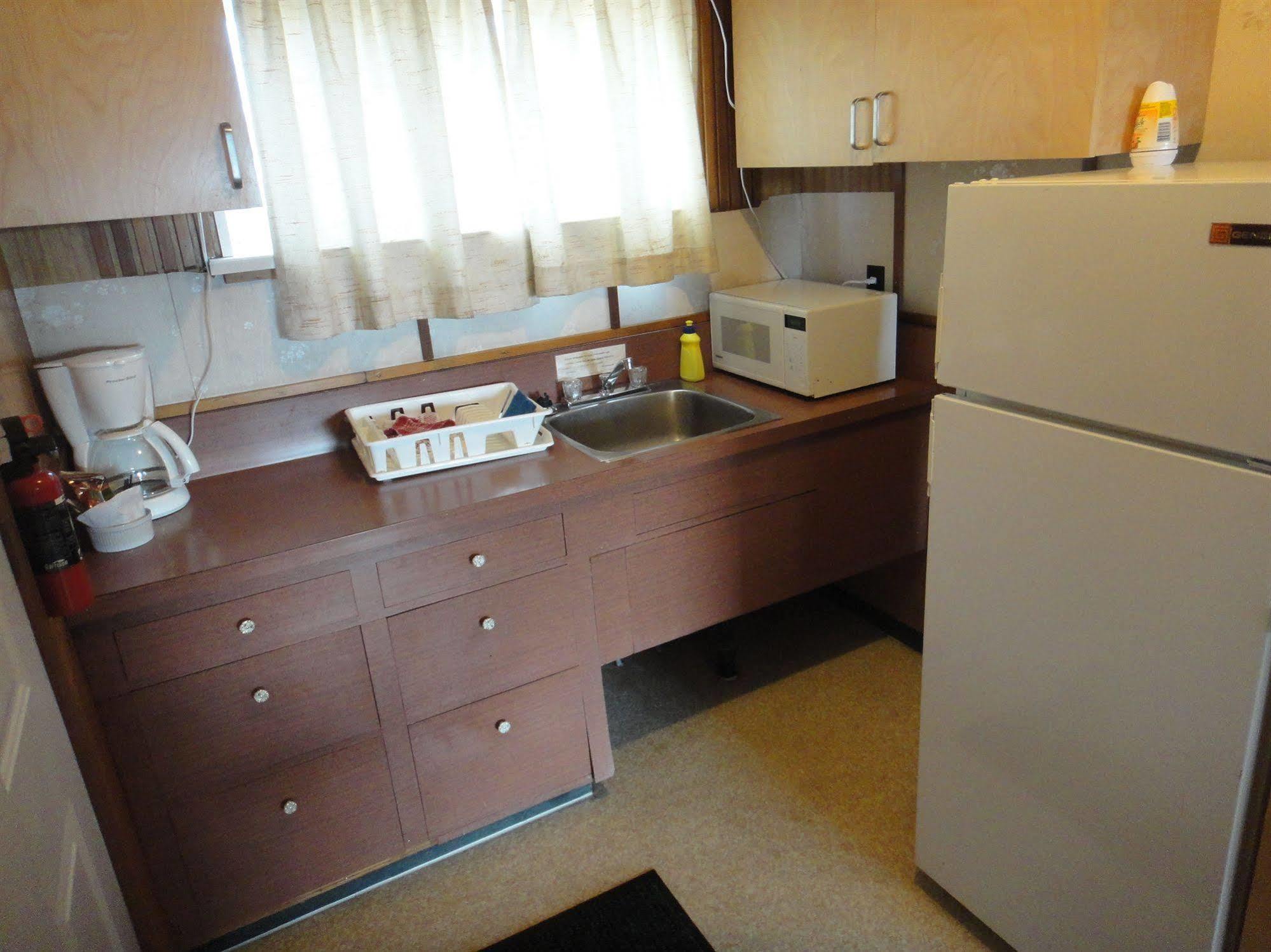 Airport Inn Quesnel Extérieur photo