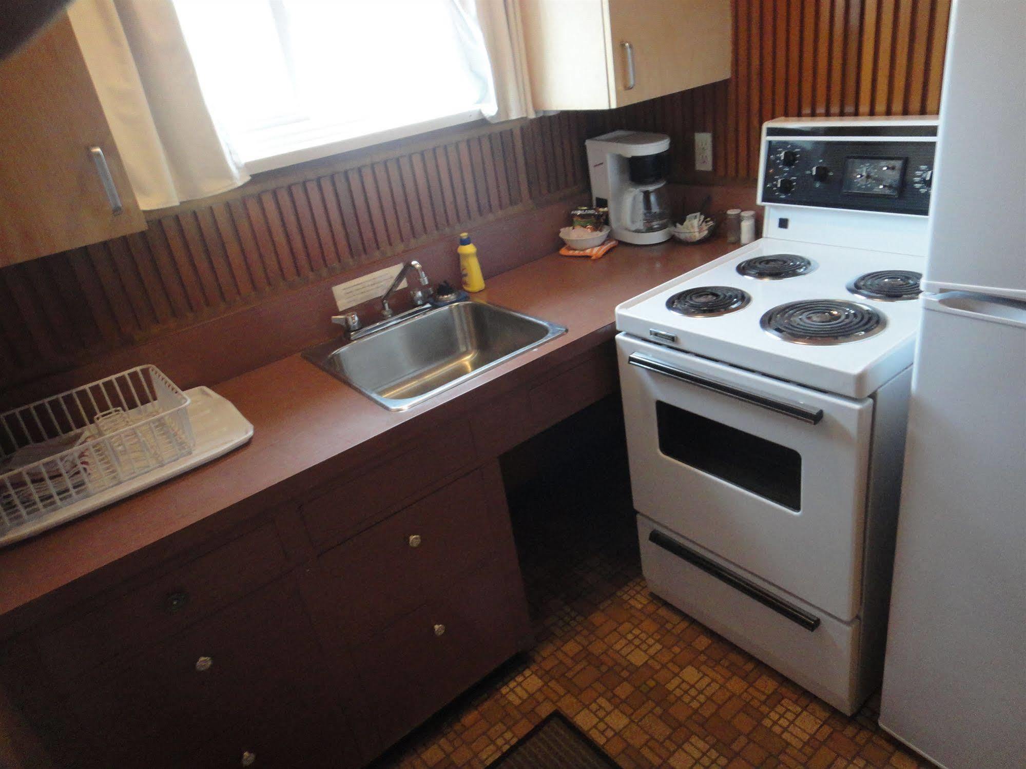Airport Inn Quesnel Extérieur photo